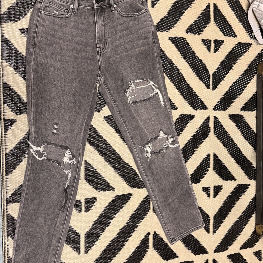 Women’s jenans: PacSun Gray Distressed Straight Leg Jeans